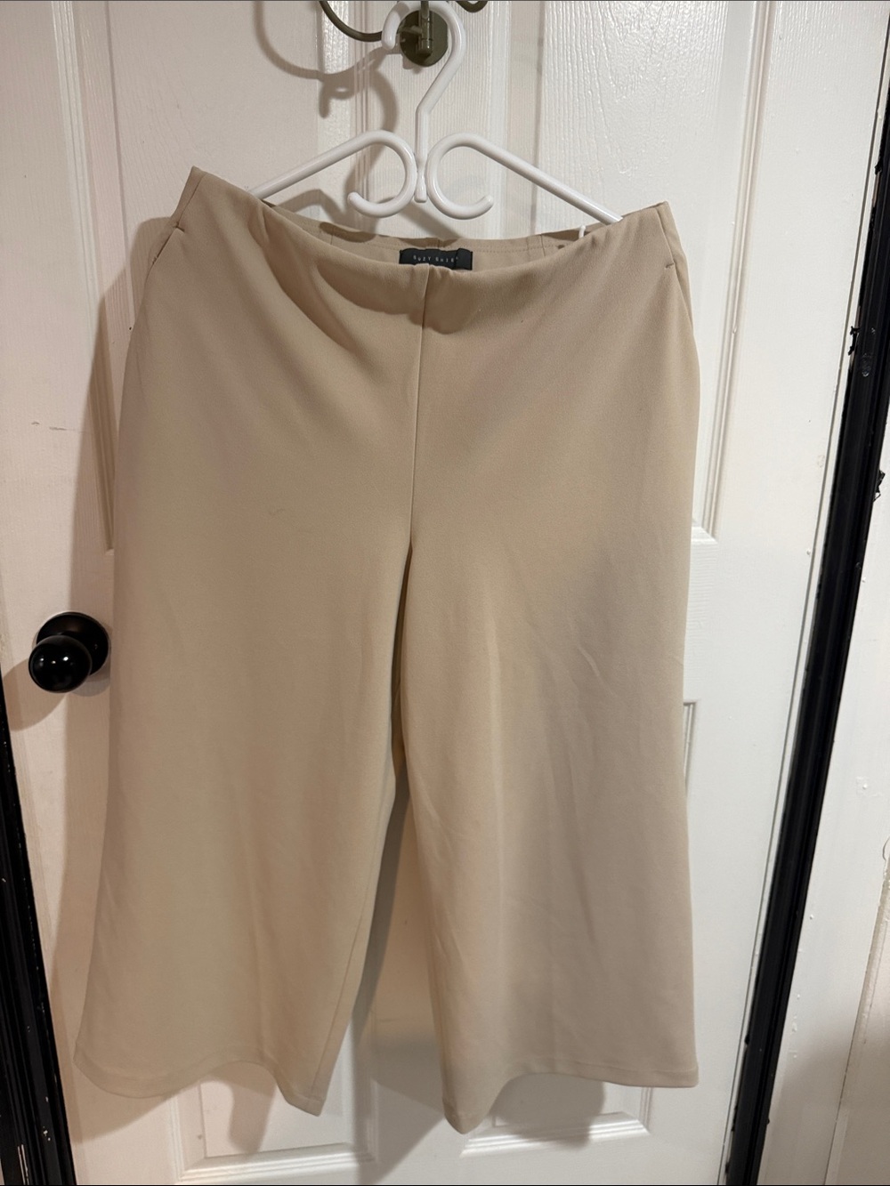 Tahari Beige Wide-Leg Cropped Trousers